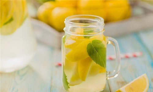 柠檬水有什么保健功效 喝柠檬水对身体竟然有这么多好处