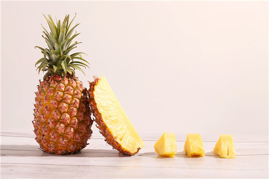凤梨和菠萝是同一种水果吗 吃菠萝过敏的人吃凤梨会过敏吗
