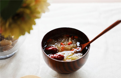银耳桃胶红枣汤怎么做 它的功效有哪些
