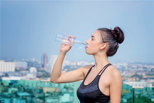 成年人的喝水量要注意 喝多了小心水中毒