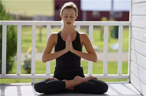 女性坚持练习高温瑜伽有哪些变化 练习时要注意什么