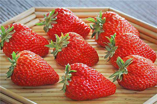 畸形草莓是有打激素吗 打激素的草莓如何辨别